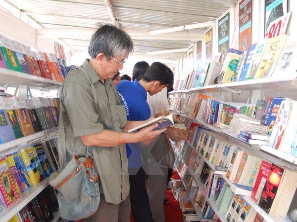 អក្សរសាស្ត្រសិល្បៈនឹងការកសាងអត្តចរិតមនុស្សវៀតណាម